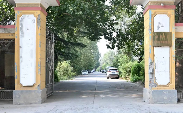 1978年，老董事長賀國興擔(dān)任國營新鄉(xiāng)縣拖拉機(jī)修造廠機(jī)修車間主任，經(jīng)多方走訪，最終帶隊自主研發(fā)出了拖修廠第一臺振動設(shè)備，并成功供貨太原鋼鐵廠