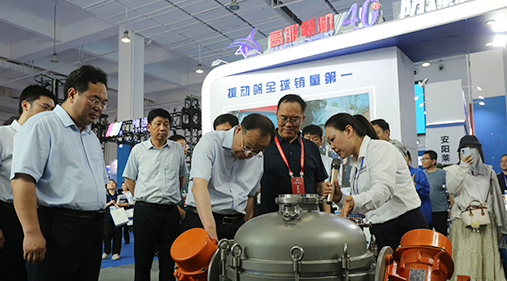 中原農(nóng)谷第二屆振動機械產(chǎn)業(yè)博覽會盛大開幕，新鄉(xiāng)市長魏建平親臨高服展區(qū)指導工作